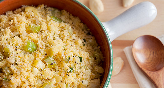 Insalata di cous cous con mele e mandorle - ©Vegolosi.it