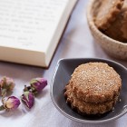 Biscotti vegani con petali di rose - ©Vegolosi.it