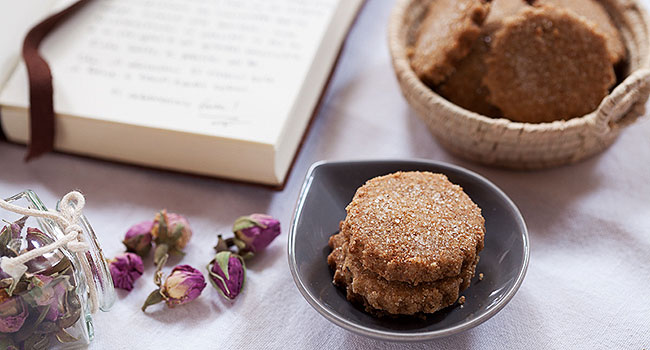 Biscotti vegani con petali di rose - ©Vegolosi.it