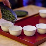 Il momento in cui il tè verde viene versato nelle tazze dopo l'infusione a freddo