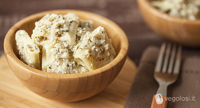 Mezze maniche con sedano rapa e pesto