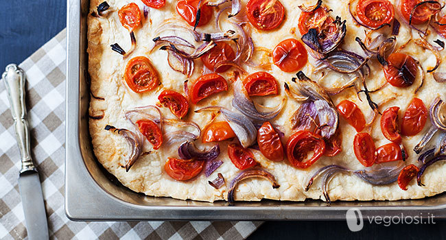 Focaccia cipolle e pomodorini