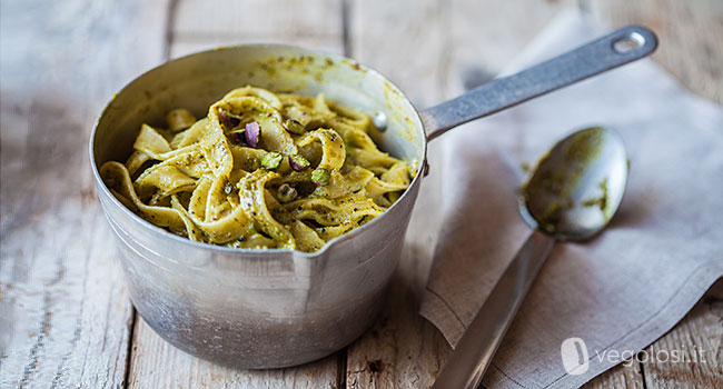 Pasta con pesto e pistacchi