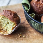 Un trucco per rendere questi muffin ancora più gustosi? Aggiungete una manciata di semi oleosi!