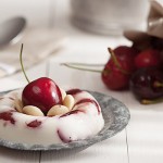 Questa panna cotta è davvero molto delicata. Se volete renderne il sapore più deciso, cuocete le ciliegie nel vino rosso!