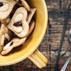 Biscotti vegani light con frutti rossi a forma di cuore