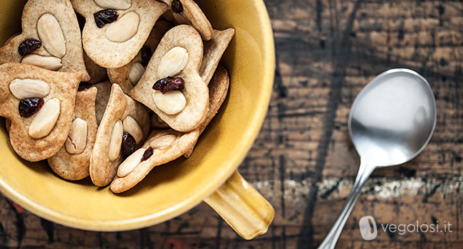 Biscotti vegani light con frutti rossi a forma di cuore