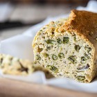 Plumcake vegan salato con pesto al basilico