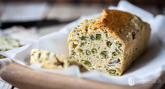 Plumcake vegan salato con pesto al basilico