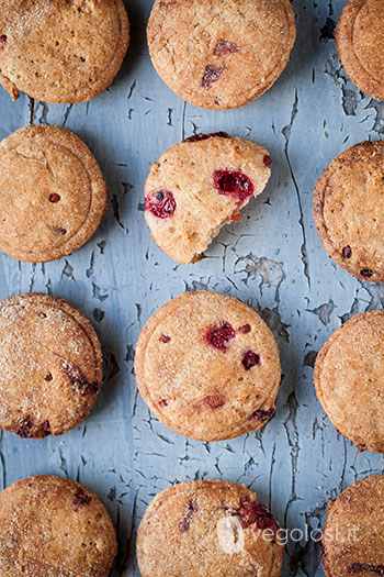 Biscotti vegan ai frutti rossi senza burro e senza uova