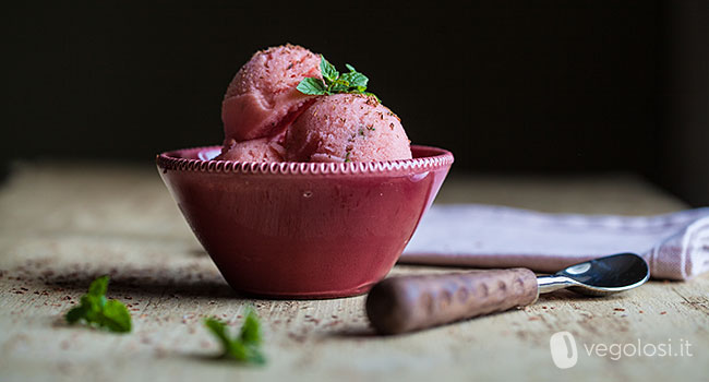 Gelato vegano all'anguria con e senza gelatiera