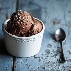 gelato vegano al cioccolato con anacardi