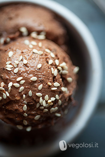 gelato vegano al cioccolato con anacardi