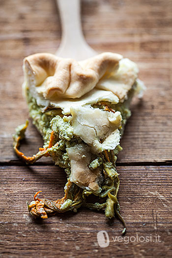 Torta salata con fiori di zucca