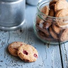 Biscotti vegan ai frutti rossi senza burro e senza uova