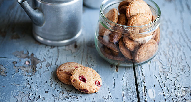 Biscotti vegan ai frutti rossi senza burro e senza uova