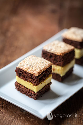 cubotti dolci vegan al cioccolato e crema al cocco e cialde alle nocciole