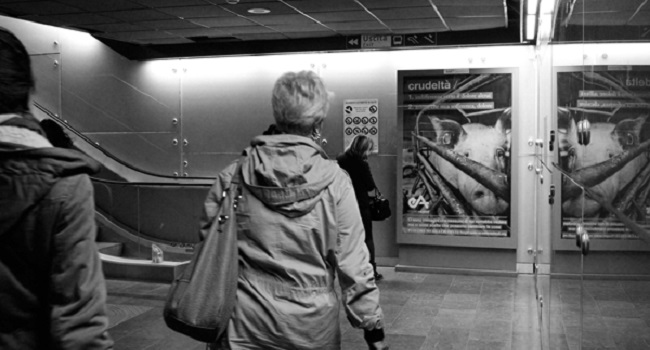 Campagna di Essere Animali nella metropolitana di Genova