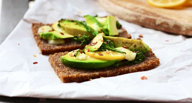 Bruschette Con Avocado Pane Di Segale E Cimette Di Broccoli