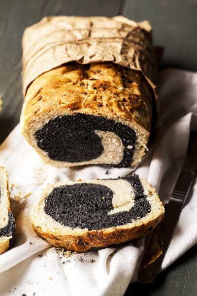 pane vegano al carbone vegetale e cipolla