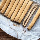 Biscotti vegani integrali lunghi con marmellata