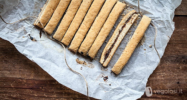 Biscotti vegani integrali lunghi con marmellata