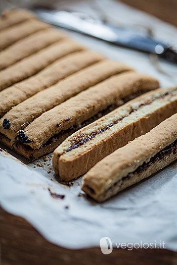 Biscotti vegani integrali lunghi con marmellata