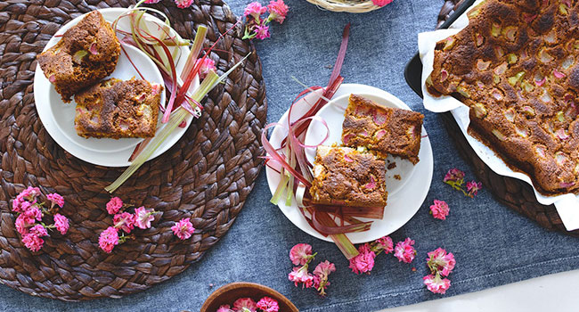 Torta vegana morbida con mandorle e rose