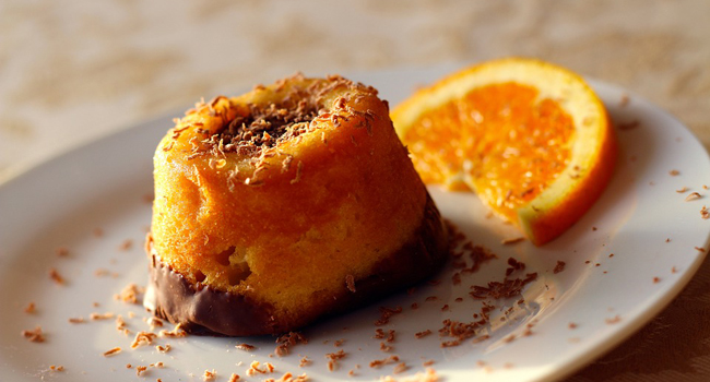 Tortini di pan di spagna all'arancia e cioccolato