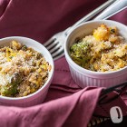 Riso integrale gratinato con piselli, broccoli e zafferano