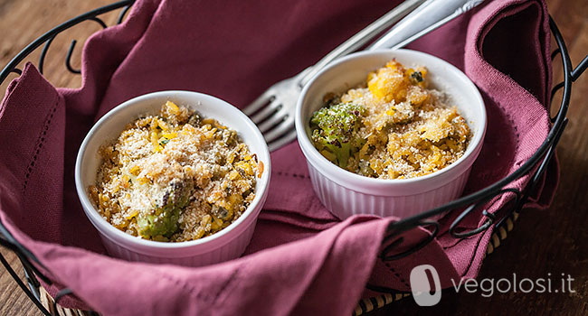 Riso integrale gratinato con piselli, broccoli e zafferano