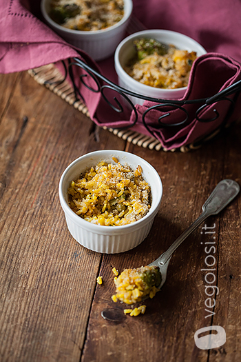 Riso integrale gratinato con piselli, broccoli e zafferano
