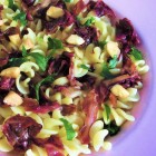 fusilli conditi con uno stuzzicante sugo a base di radicchio e mandorle