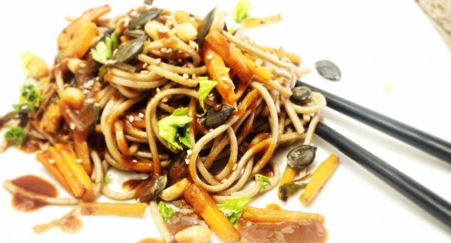 Soba con verdure saltate, sesamo e glassa al miso