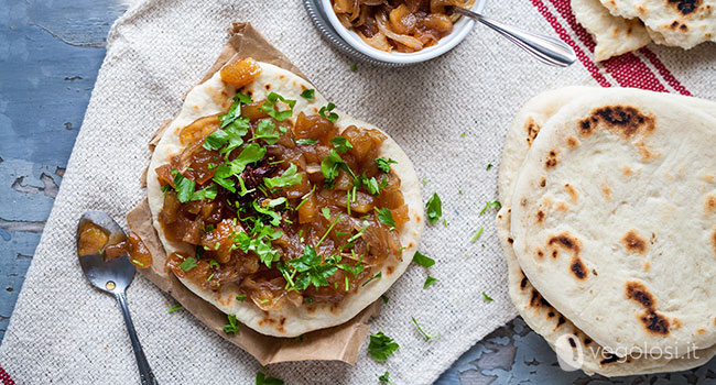 Pane naan vegano con chutney di cipolle e mele