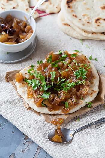 Pane naan vegano con chutney di cipolle e mele