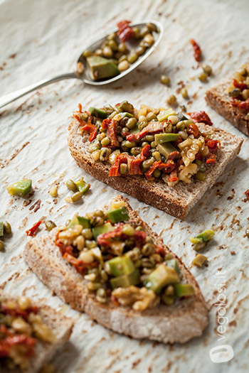 bruschette di avocado e fagioli mung
