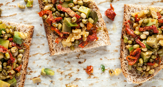 bruschette di avocado e fagioli mung