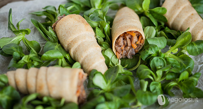 Cannoli vegani con seitan e vino rosso