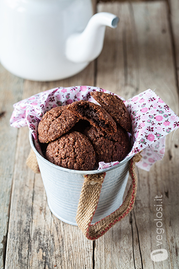 Biscotti vegan con ripieno al cioccolato