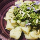 Gnocchi di patate e cannellini con pesto di foglie di barbabietola