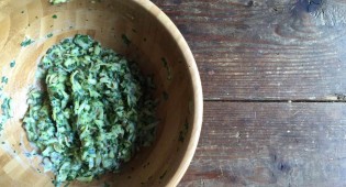 Pesto vegano crudista con zucchine e yogurt