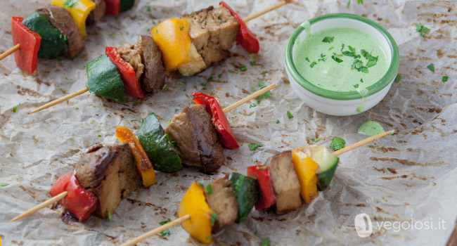 Spiedini vegani di seitan con salsa verde