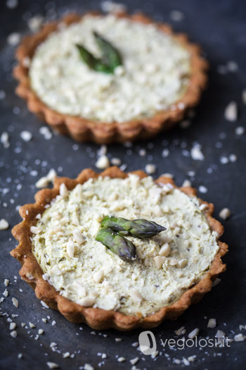 Crostatine vegane salate agli asparagi