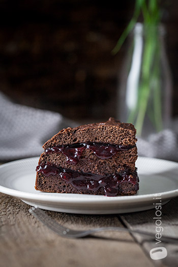 Torta cioccolato vegana farcita confettura