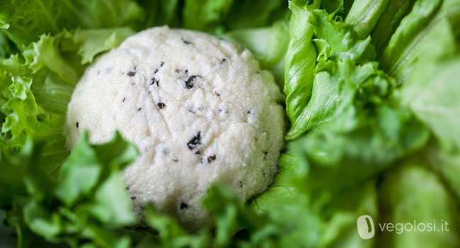 formaggio vegan di okara di mandorle e salvia