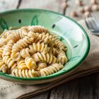 pasta al pesto di ceci con lime e menta