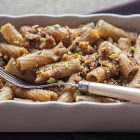 Pasta con uva, briciole di pane croccanti e pistacchi