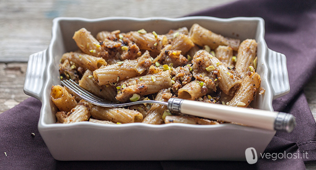 Pasta con uva, briciole di pane croccanti e pistacchi