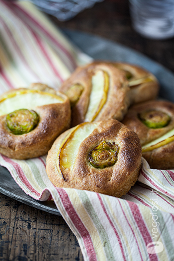 Focaccine vegane con cavolini alla senape e mele